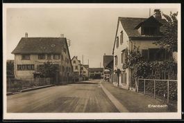 Erlenbach /ZH, Strassenpartie mit Wohnh