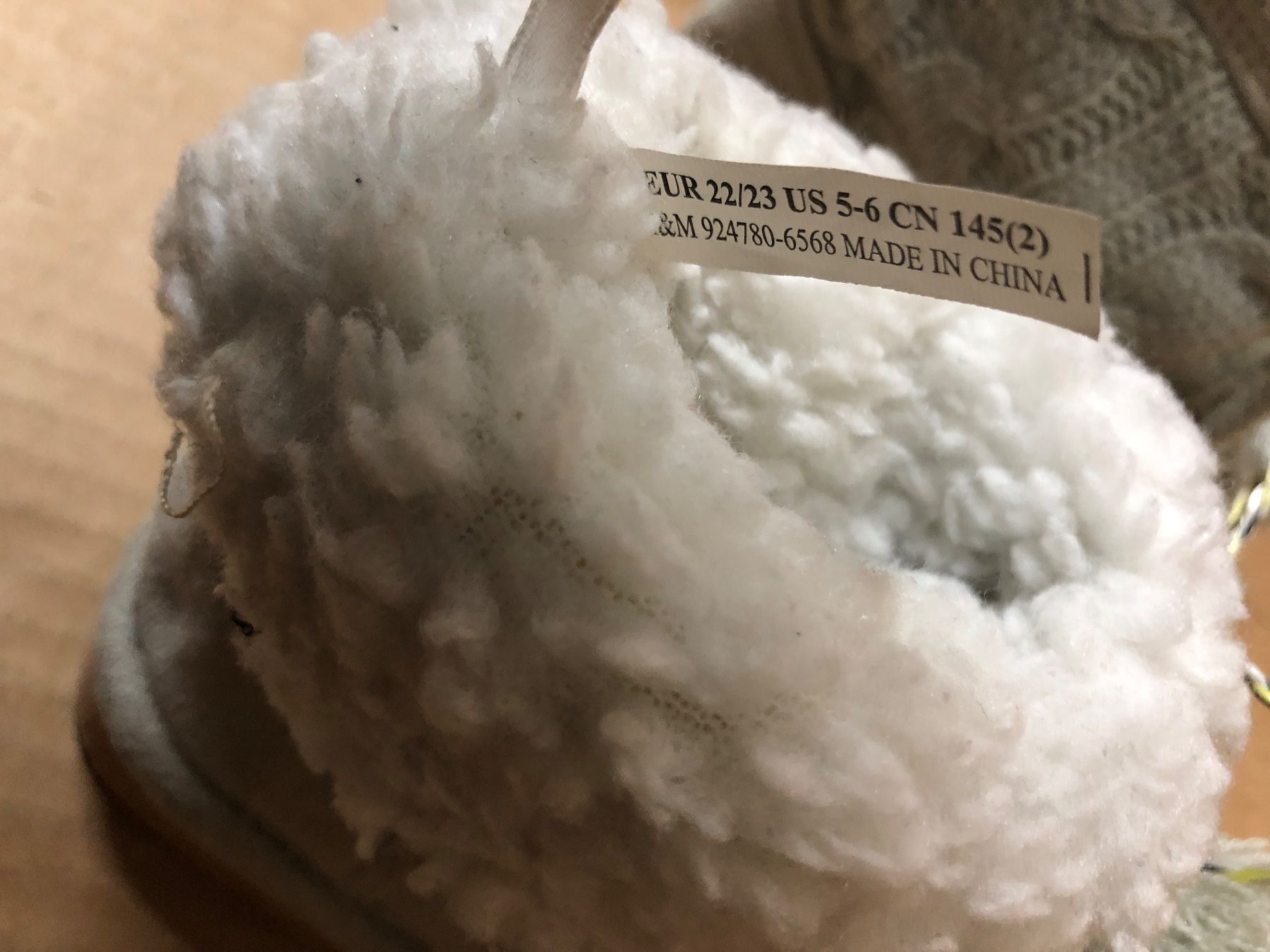 Scarpe per ragazzi: Kuschelige Winterstiefel Gr. 22/23 mit Bommeln – Usato da Eschlikon TG venduto da RamonaSt 6