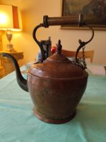 Kupfer Teekanne mit Verzierung und Kette alt gut erhalten