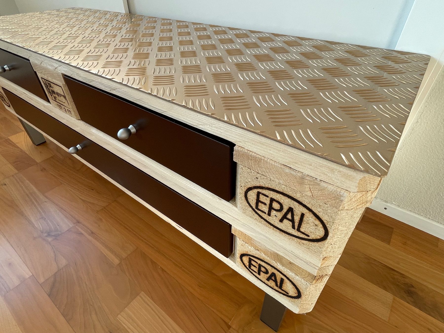 Pallets: TV Möbel / Sideboard aus Palette – Nuovo (secondo la descrizione) da Dübendorf venduto da Airplane 4