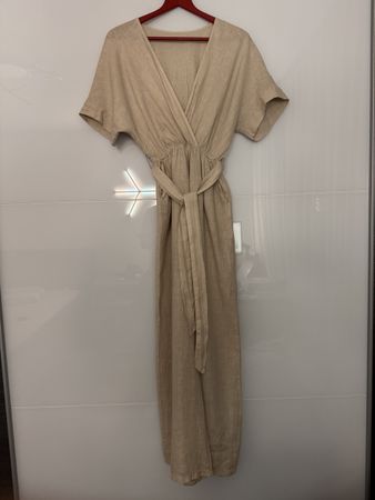 Jumpsuit aus 100% Leinen in einem Naturton