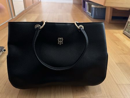 Schwarze Handtasche von Tommy Hilfiger - neuwertig!
