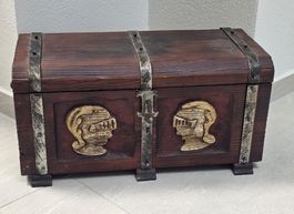Schatzkiste Holz Truhe mit Ritter reliefs - Vintage Deko