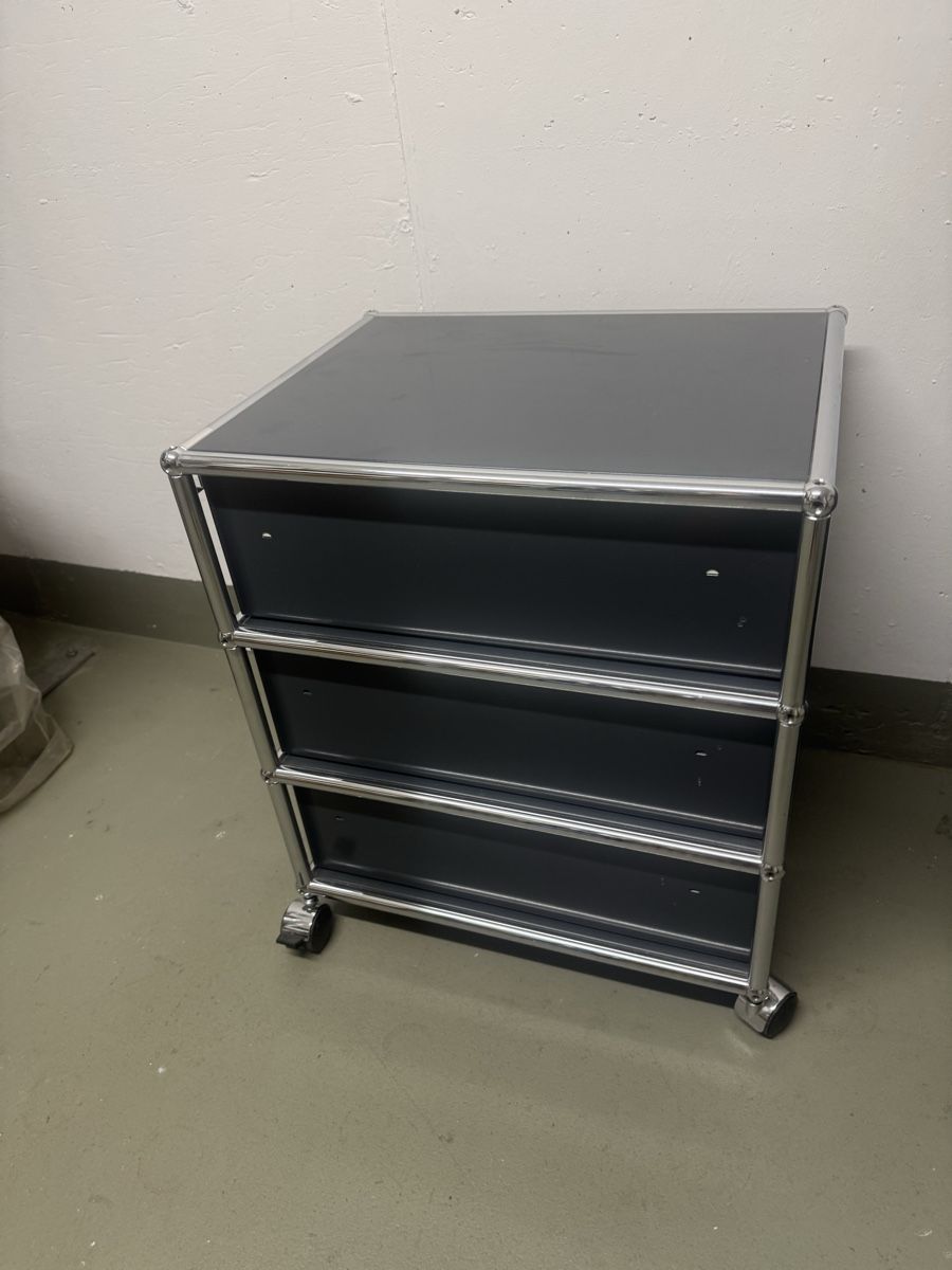 USM Eléments de bureau: Rollcontainer Anthrazit 3 Schubladen mit Schlösser – D'occasion à Gansingen par Kbach5 1