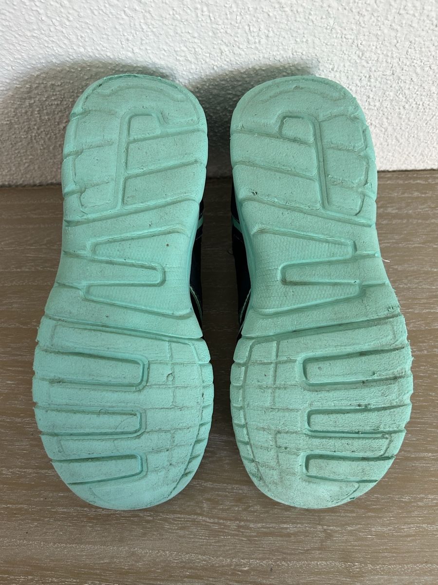 Scarpe per ragazzi: Kinder Turnschuhe dunkelblau Grösse ca. 33, gebraucht – Usato da Wolhusen venduto da eve_m6cg 4