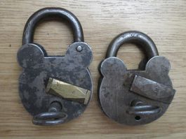 2 antike Vorhängeschlösser mit Schlüssel