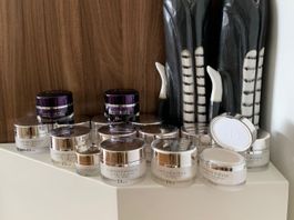 Diverse leere Dior Capture Cremetiegel