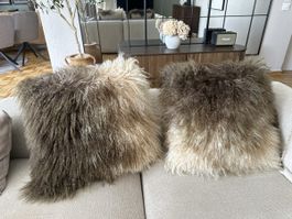Zwei Lammfell Kissen