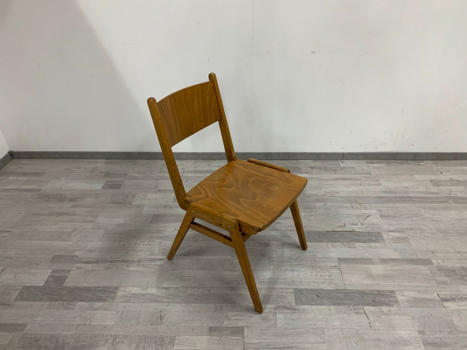 Sedie: Vintage Stapelstühle aus Holz – Usato da Zürich venduto da ZuercherBrockenhaus 7