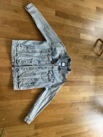 Bershka Denim Jacke Gr. M - Perfekt für den Frühling/Herbst!