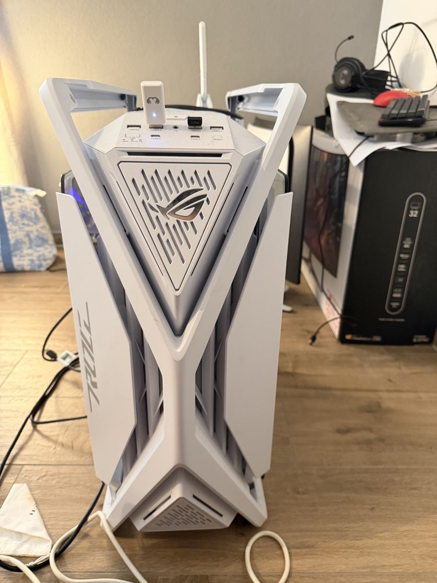 PC: Gaming desktop with Alienware monitor – Usato da Bulle venduto da pye_ddg7 2
