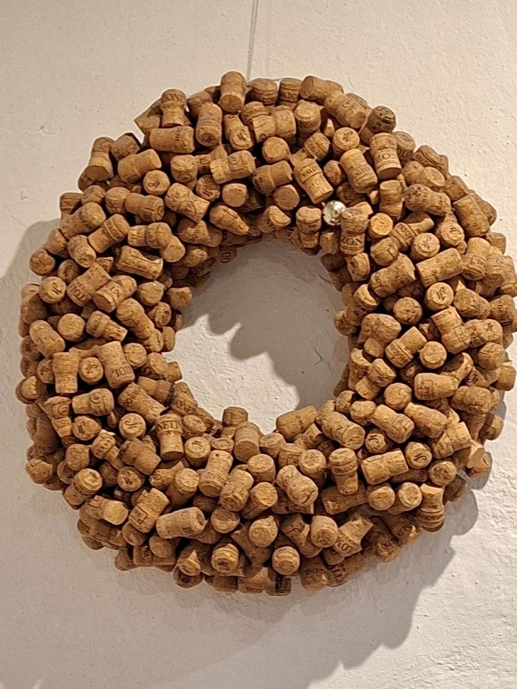 Flaschenöffner & -verschlüsse: Weinkorken Kranz, Tür-oder Tischkranz, Ø60cm – Gebraucht aus Oetwil am See von Barclay64