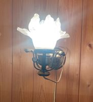 antike Lampe mit Glasschirm, vorderer Teil schwenkbar
