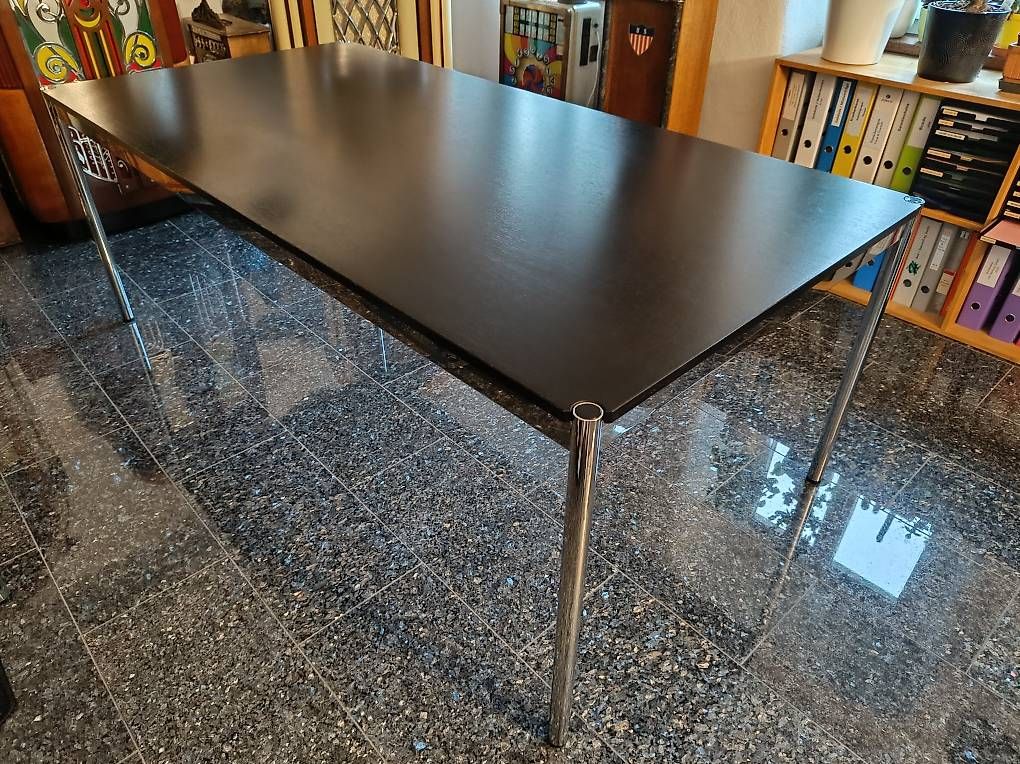 USM Tavoli: Grosser USM Tisch – Usato da Weite venduto da Sculpture