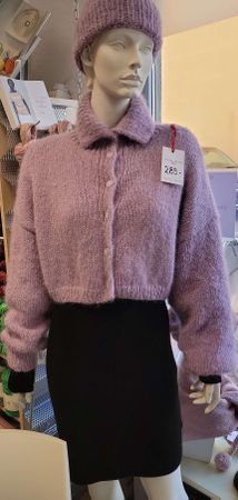 Strickjacke kurz lila gestrickt neuwertiger Zustand