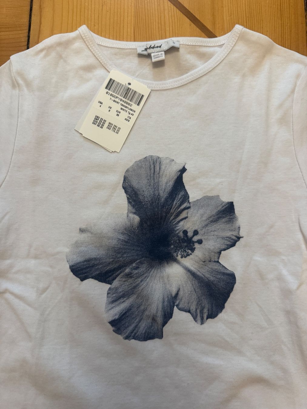 T-shirt: Subdued Printed T-Shirt – Nuovo (secondo la descrizione) da Zürich venduto da catemiranda 2