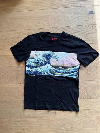 T-Shirt Schwarz mit Welle