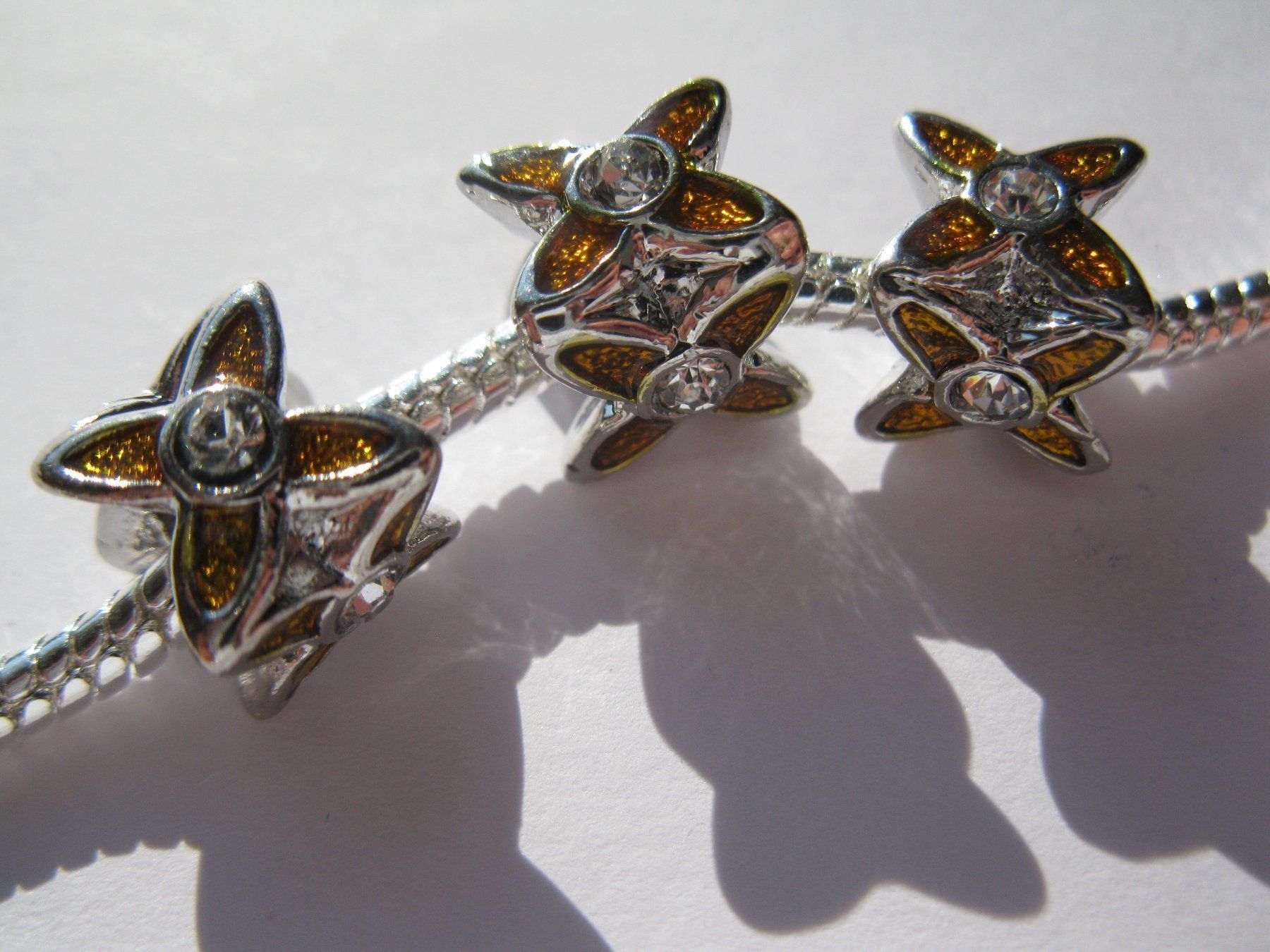 Perle (finte): 2 Grosslochperlen, Beads, Blume gelb mit Strass – Nuovo e nell'imballaggio originale da St. Margarethen TG venduto da LuanaKa 1