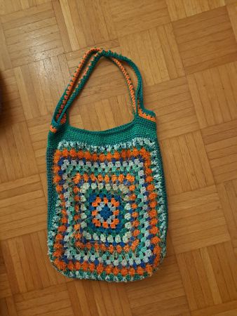 Handgefertigte Häkeltasche im Granny Square Stil, Sommer