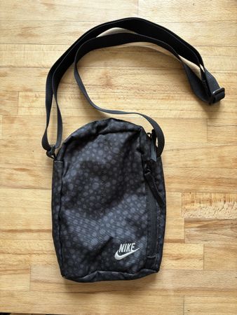 Coole Nike Umhängetasche, neuwertig - ideal für den Sommer!