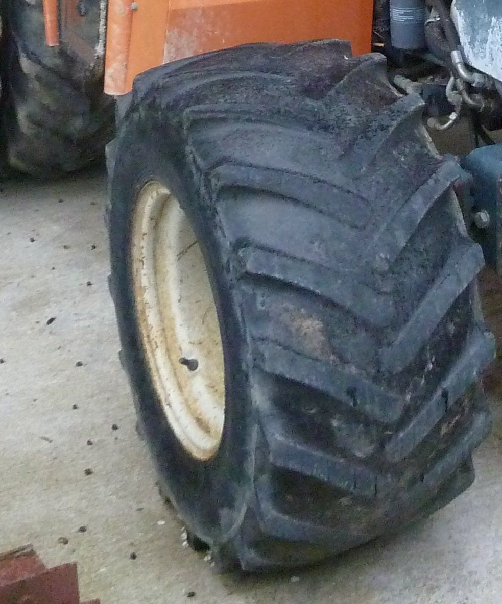Trattori: 2 pneus de tracteur – Usato da Russy venduto da Guenefle 1