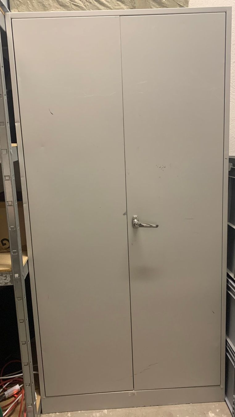 Schränke: Metallschrank: B90xT45xH180cm – Gebraucht aus Arbon von Fabii247