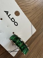 ALDO Ring mit grünen Steinen, Gold. Neu mit Etikett!