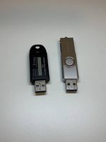 2 USB-Sticks als Schlüsselanhänger  16 GB + 8 GB