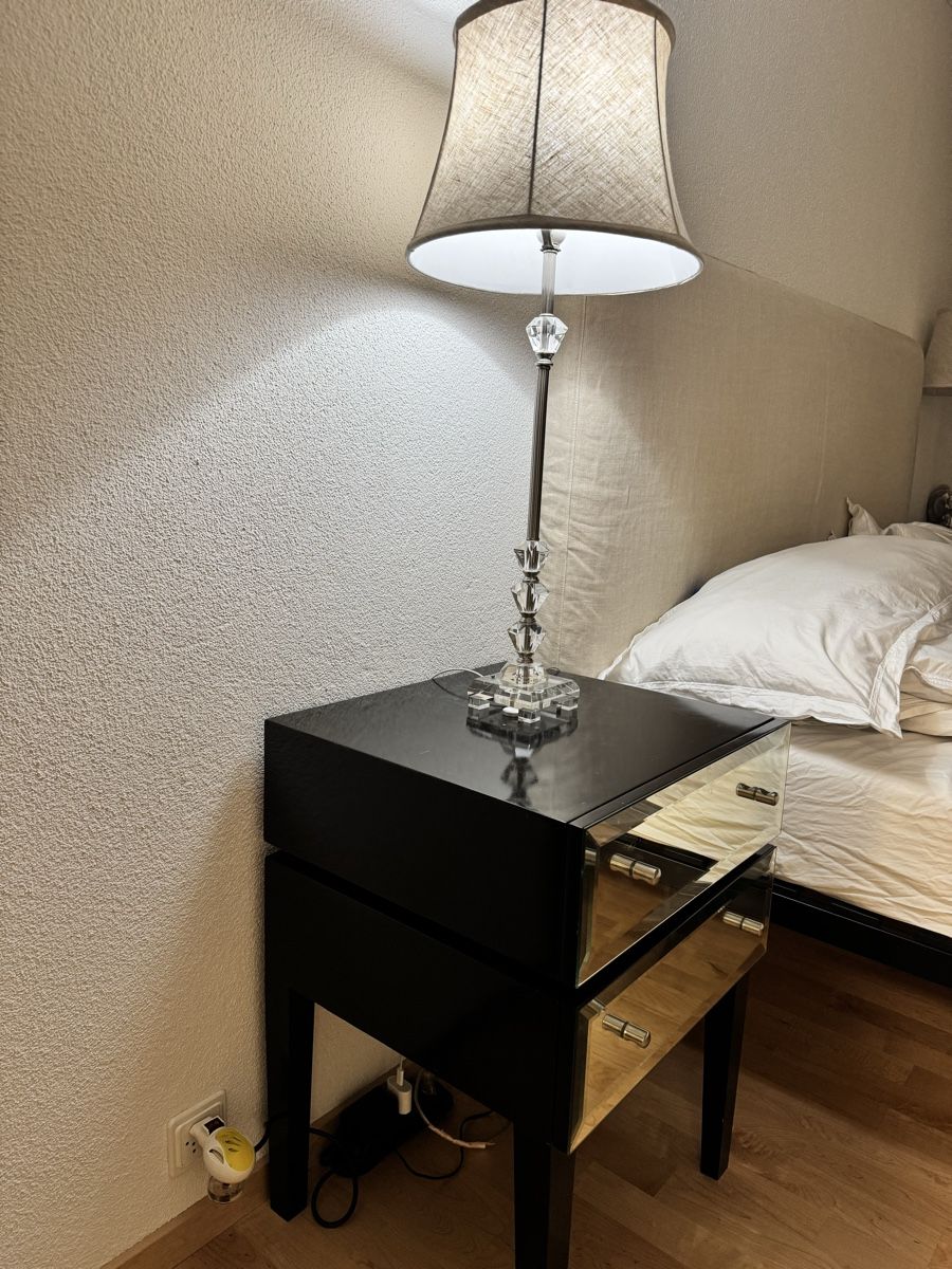 Tables de nuit: 2 black mirrored bedside tables – D'occasion à Zug par dar_yg5w 1