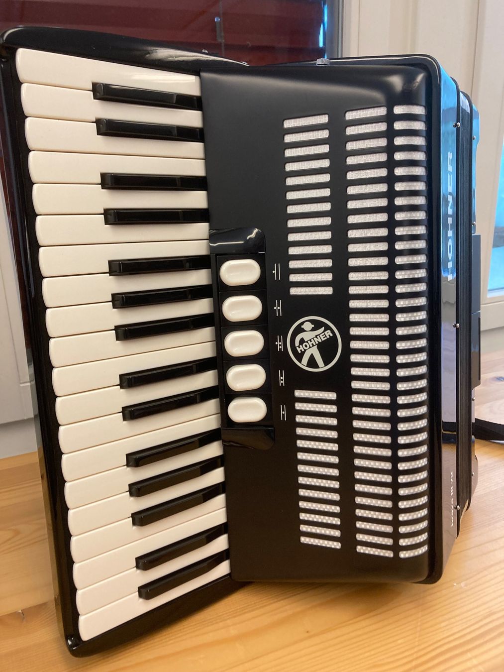Hohner Strumenti musicali: Akkordeon Hohner Bravo lll 72 – Usato da Möriken AG venduto da Salamander25 3