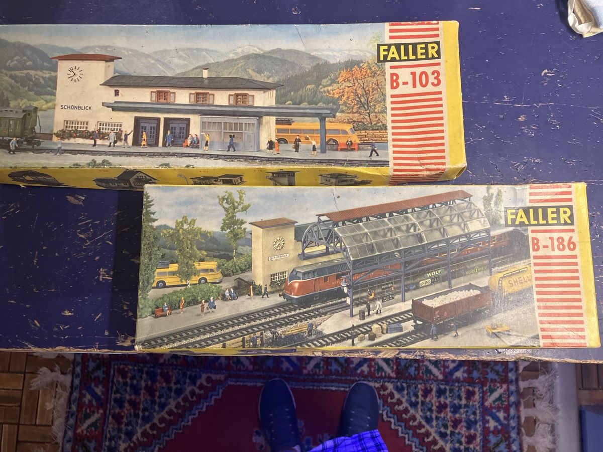 Faller Modellini di ferrovie: 2x Faller Eisenbahnbausatz B 186 und B 103 – Usato da Erlenbach im Simmental! venduto da Simmentaler-Perlen