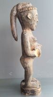 Afrika: alte Holzfigur, Frau mit Kind im Arm, 1950-80
