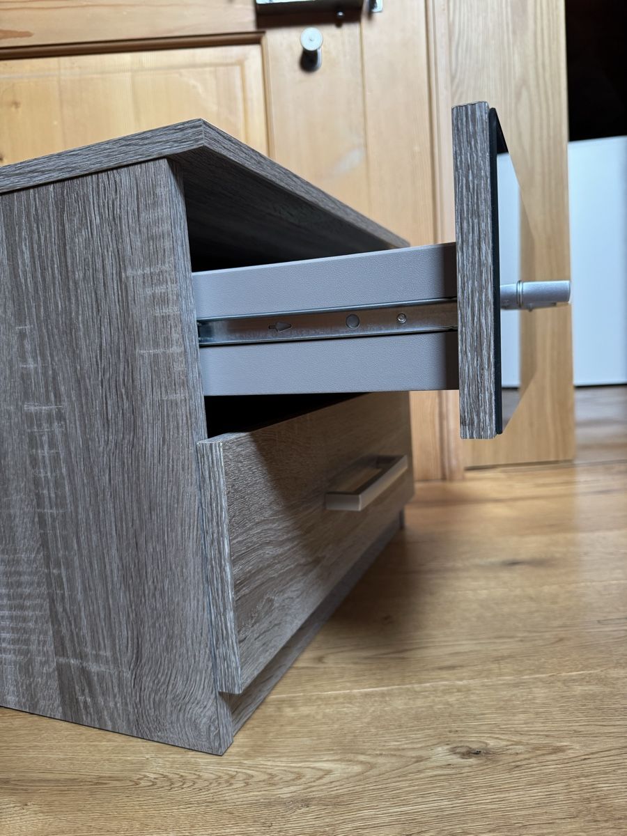 Nachttische: Nachttisch mit 2 Schubladen Holzoptik/Glas – Gebraucht aus Nesslau von laurazimtstern 1