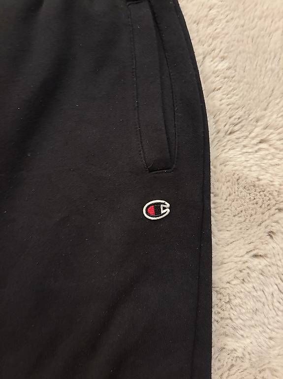 Champion Pantalons: Schwarze Champion Trainerhose – D'occasion à Lenk im Simmental par niczbaeren 2