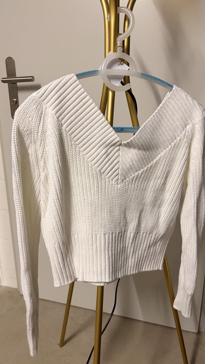 Maglioni & Felpe: Schicker weisser Pullover, V-Ausschnitt, Grösse S, ideal für – Usato da Fehraltorf venduto da ali_8wp6 1