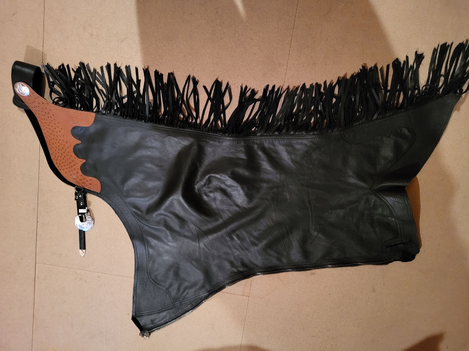 Pantaloni: show chaps kalbs-straussenleder westernchaps custommade – Nuovo (secondo la descrizione) da Zuzwil SG venduto da TSGWEAL1 1