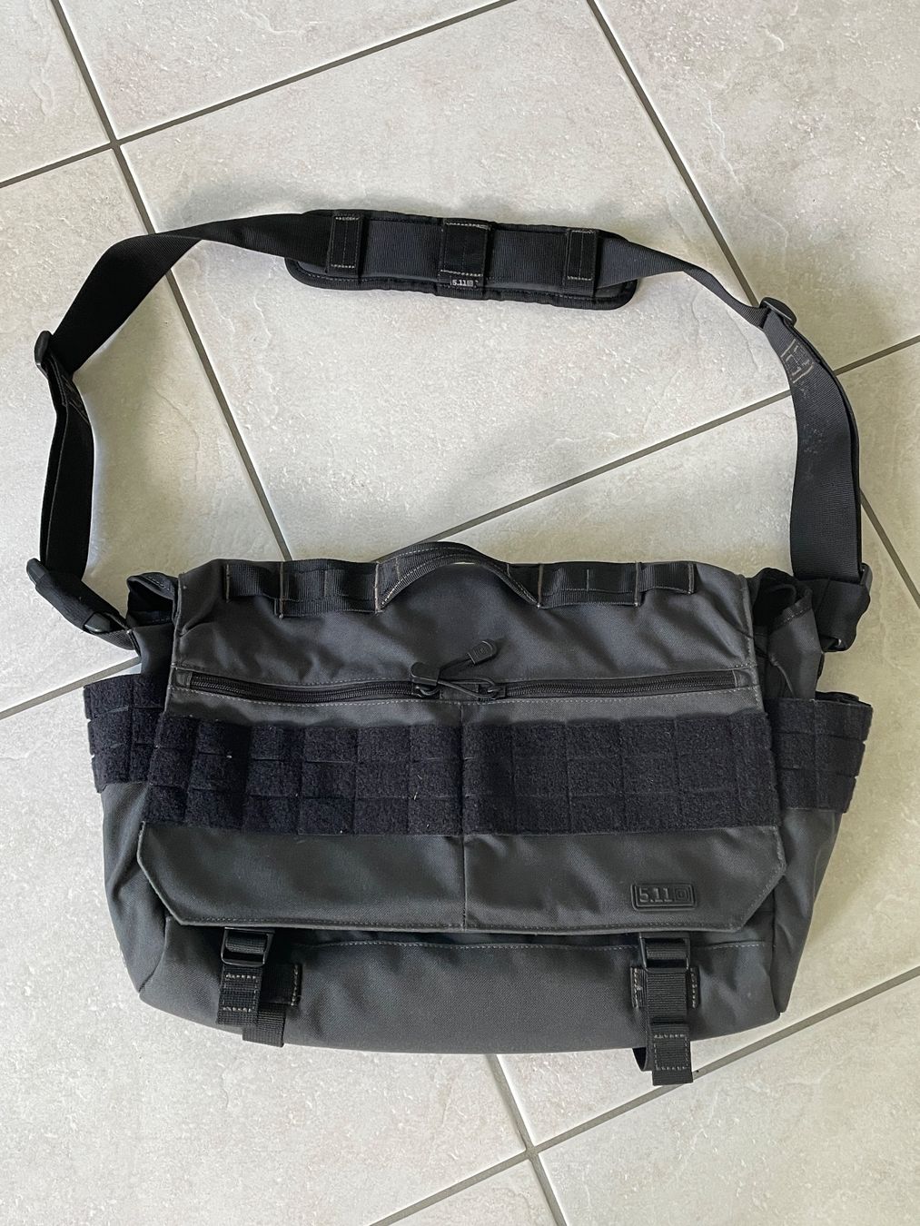 Valigie & Borse: 5.11 Tactical Messenger Bag, Top Zustand, Grau – Usato da Unterseen venduto da Invest9