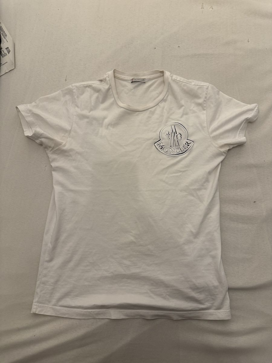 Moncler T-shirt: Moncler T shirt – Usato da Chur venduto da sil_v7n6