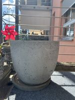 Grauer Übertopf aus Beton, Durchmesser 25cm, neuwertig