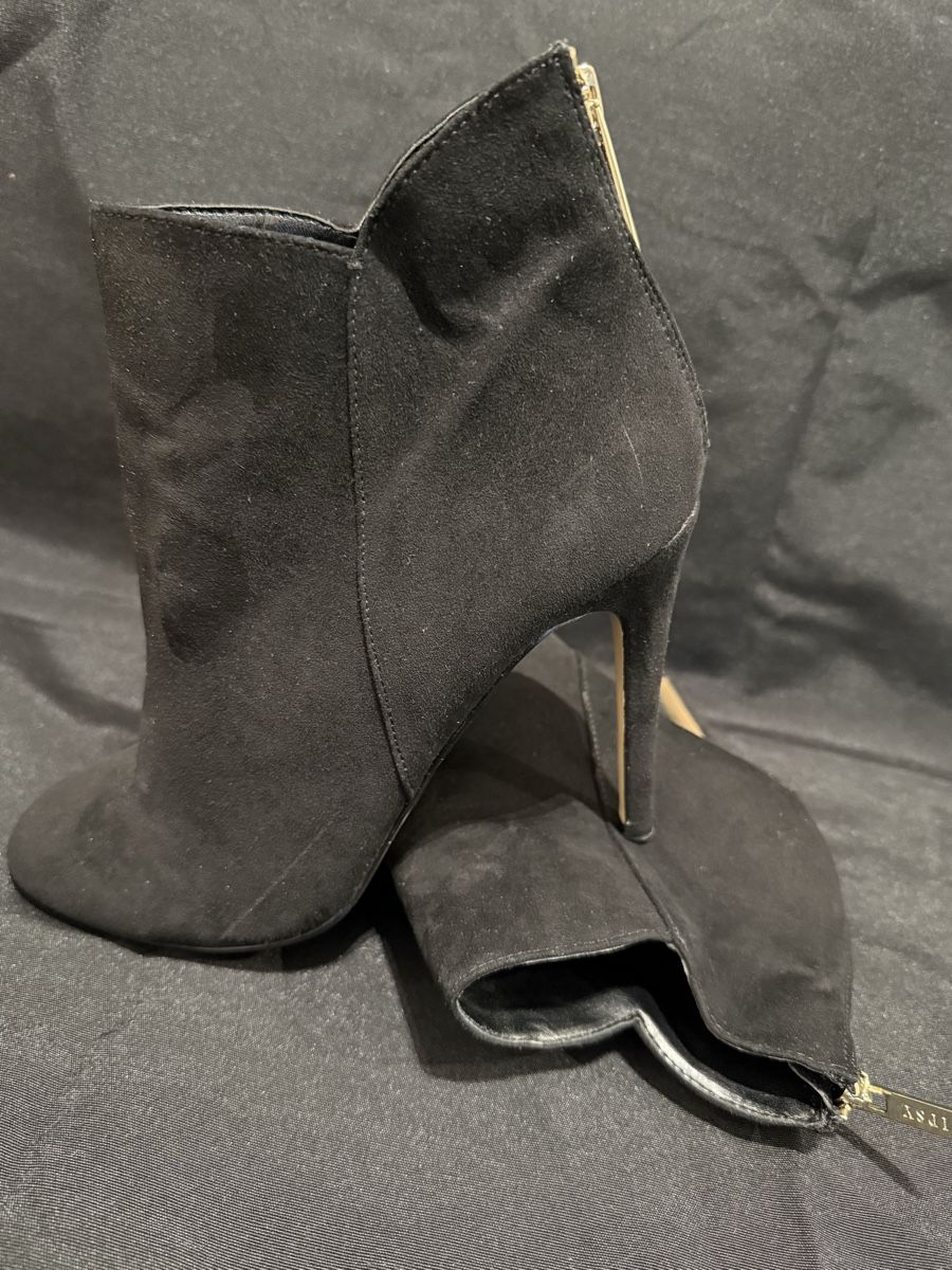 Damenschuhe: Une paire de bottines en daim noir – Gebraucht aus Vernier von ley_yqh9