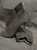 Une paire de bottines en daim noir
