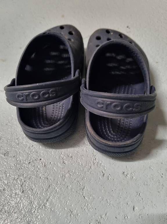 Scarpe per ragazzi: Crocs Sandalen Dunkelblau Gr22-24  – Usato da Füllinsdorf venduto da BrusWillEs 2
