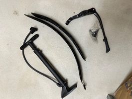 Set: Fahrradständer & Luftpumpe & Schutzbleche, schwarz, neu
