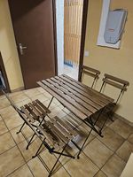 Tavolo con quattro sedie pieghevoli da giardino