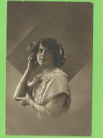 Antike Postkarte junge Frau um 1910