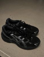 Schwarze Asics 