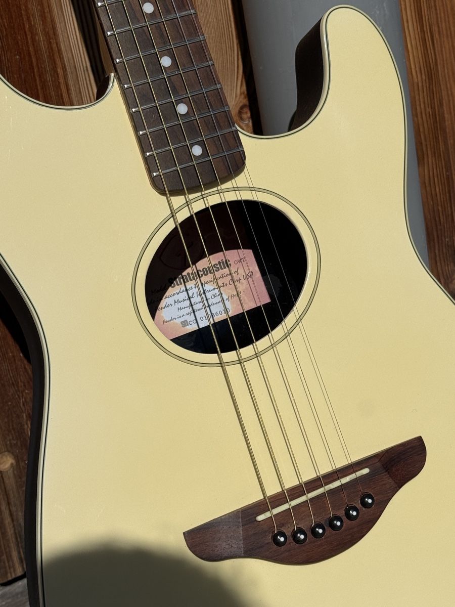 Fender Strumenti musicali: Fender Stratacoustic comme neuve avec housse – Usato da Hérémence venduto da Xylosophie 2