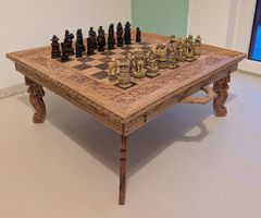 Exklusiver geschnitzter Schachtisch/Backgammon m. 32 Figuren