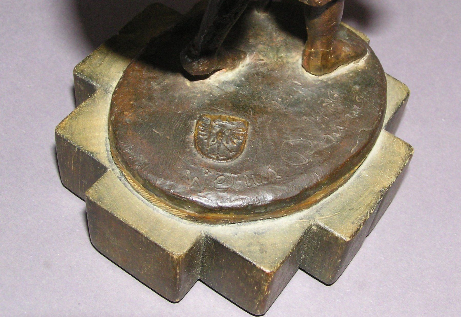 Statuette: WERNER ROMANG BRONZE BUTTENMANN – Usato da Grenchen venduto da Antique-hunter 4