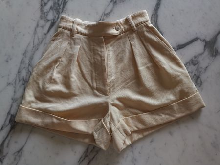Buttergelbe Alaia Wollshorts